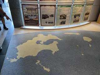 鹿児島県政展示コーナーの絨毯に鹿児島県の地図がありました。